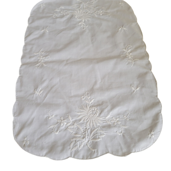 Vintage White Linen Doilies, Vanity Cloth, Dressers Scarf Embroidery Set of 4 - Picture 5 of 9